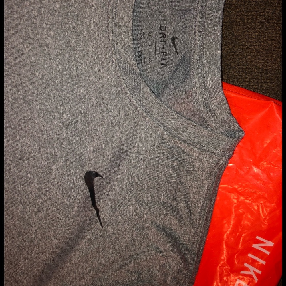 Nike heather grey Men’s Dri-fit t shirt